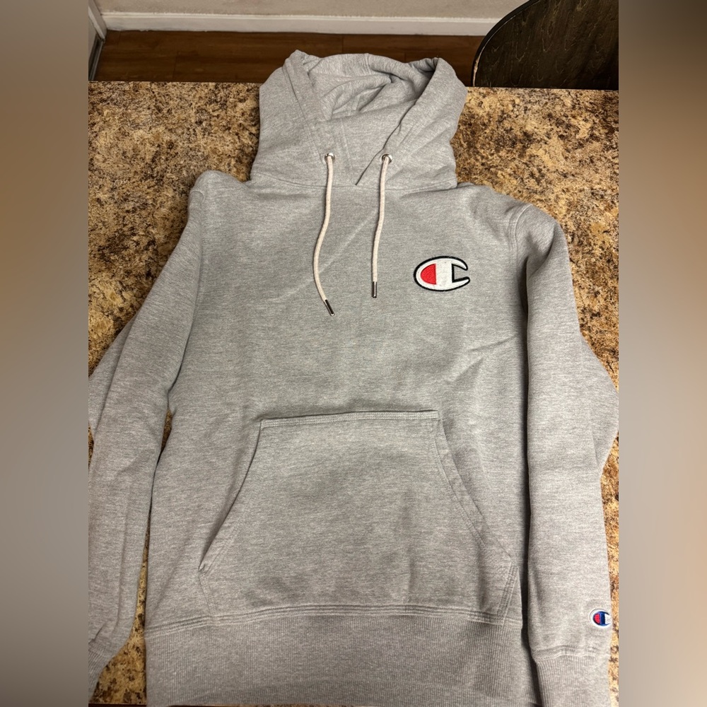 Champion Hoodie
Small Men’s 
Grey